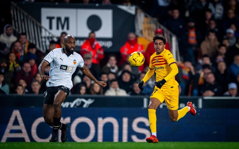 Valencia gặp khó trước Barcelona
